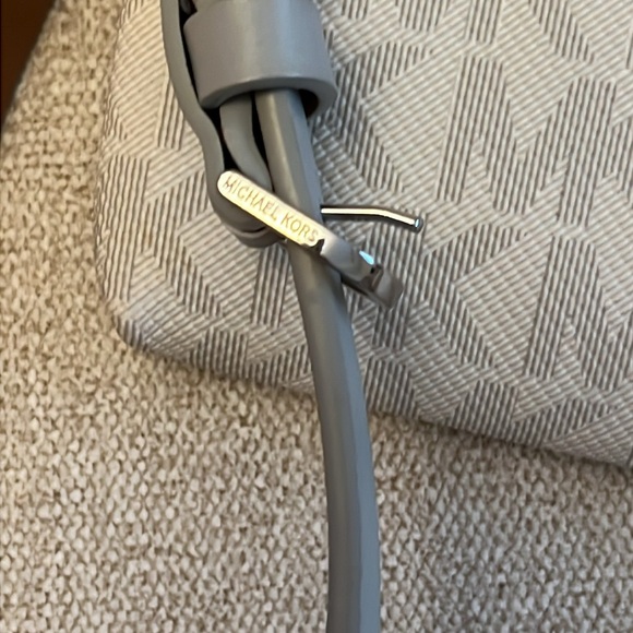 Michael Kors MK Vanilla Signature Logo Belt Wallet
Large Waist Pouch Bag - Picture 4 of 11